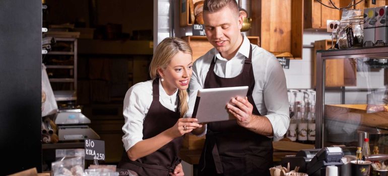 Best AI Tools to Save Time in Daily Restaurant Operations